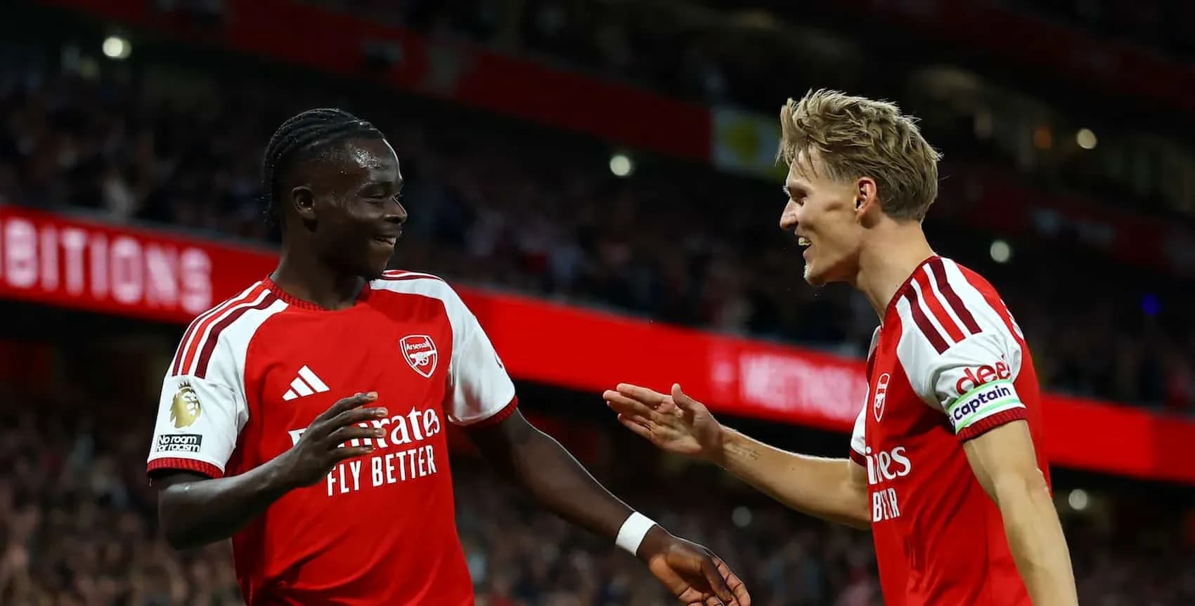 Jugadores de Arsenal celebrando un gol juntos Jugadores de Arsenal celebrando un gol juntos