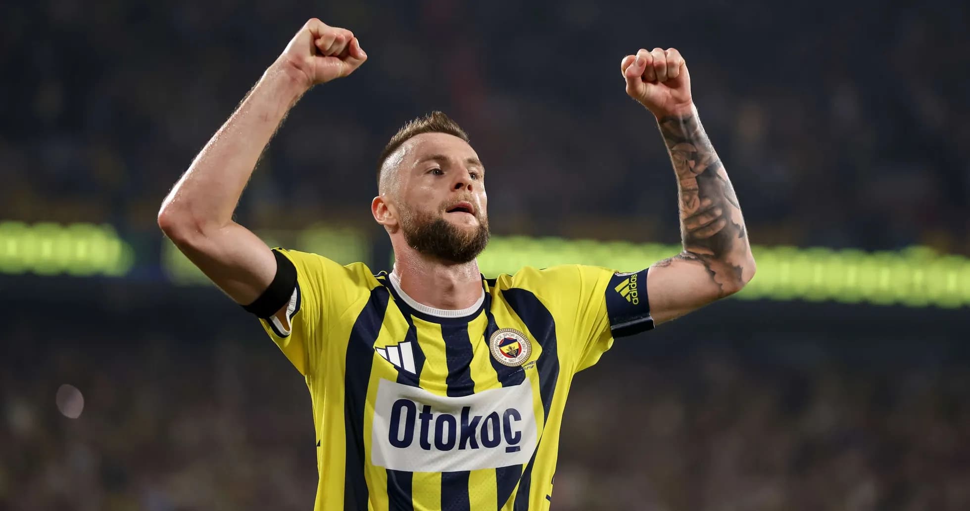 Jugador de Fenerbahçe celebrando un gol Jugador de Fenerbahçe celebrando un gol