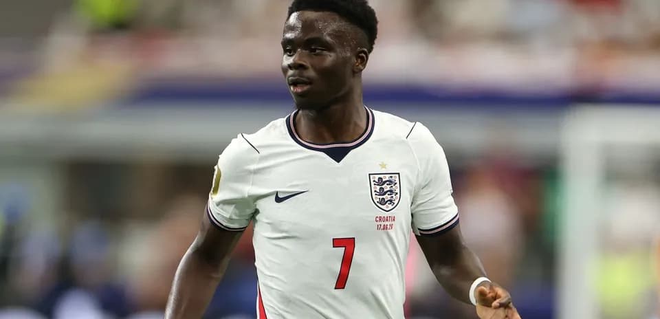 Jugador de Inglaterra con camiseta blanca en acción Jugador de Inglaterra con camiseta blanca en acción