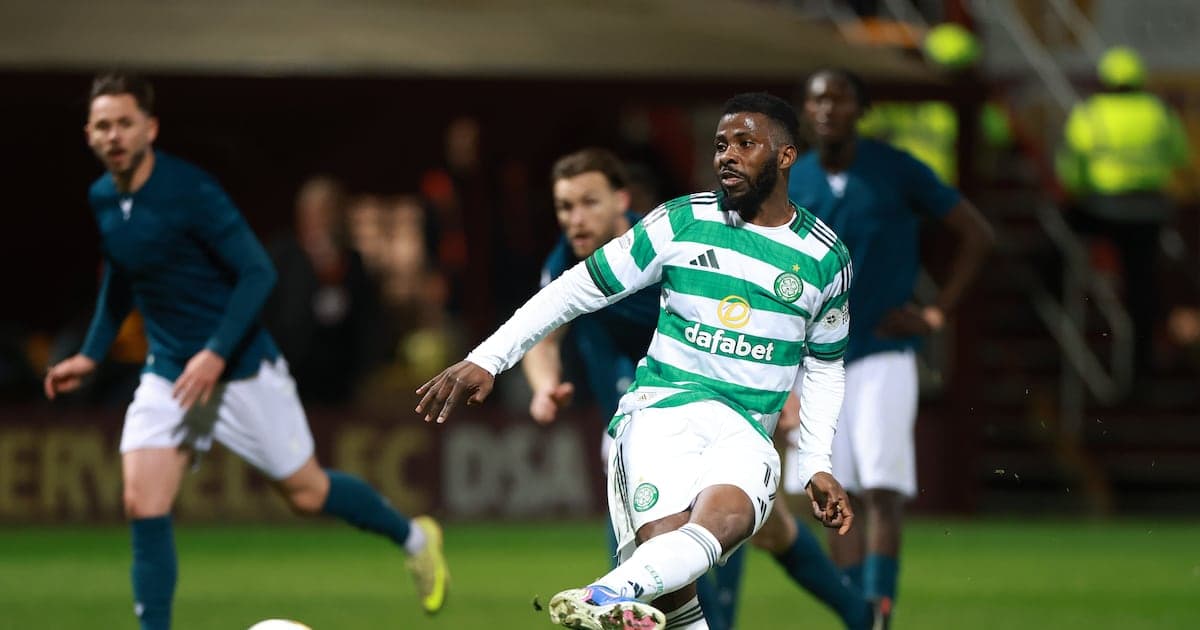 Jugador de Celtic pasando el balón durante un partido Jugador de Celtic pasando el balón durante un partido