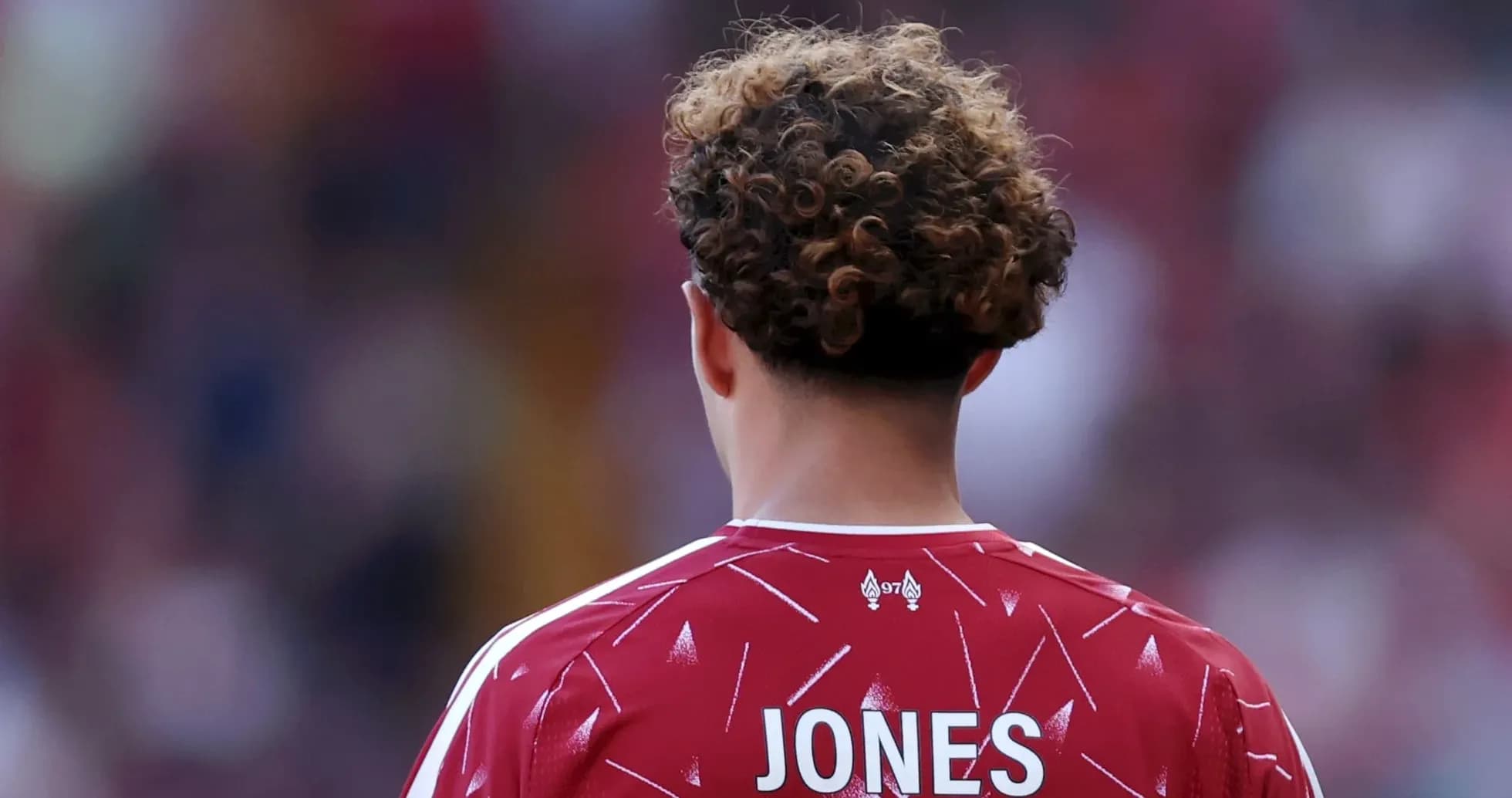 Jugador con camiseta roja, nombre JONES visible Jugador con camiseta roja, nombre JONES visible