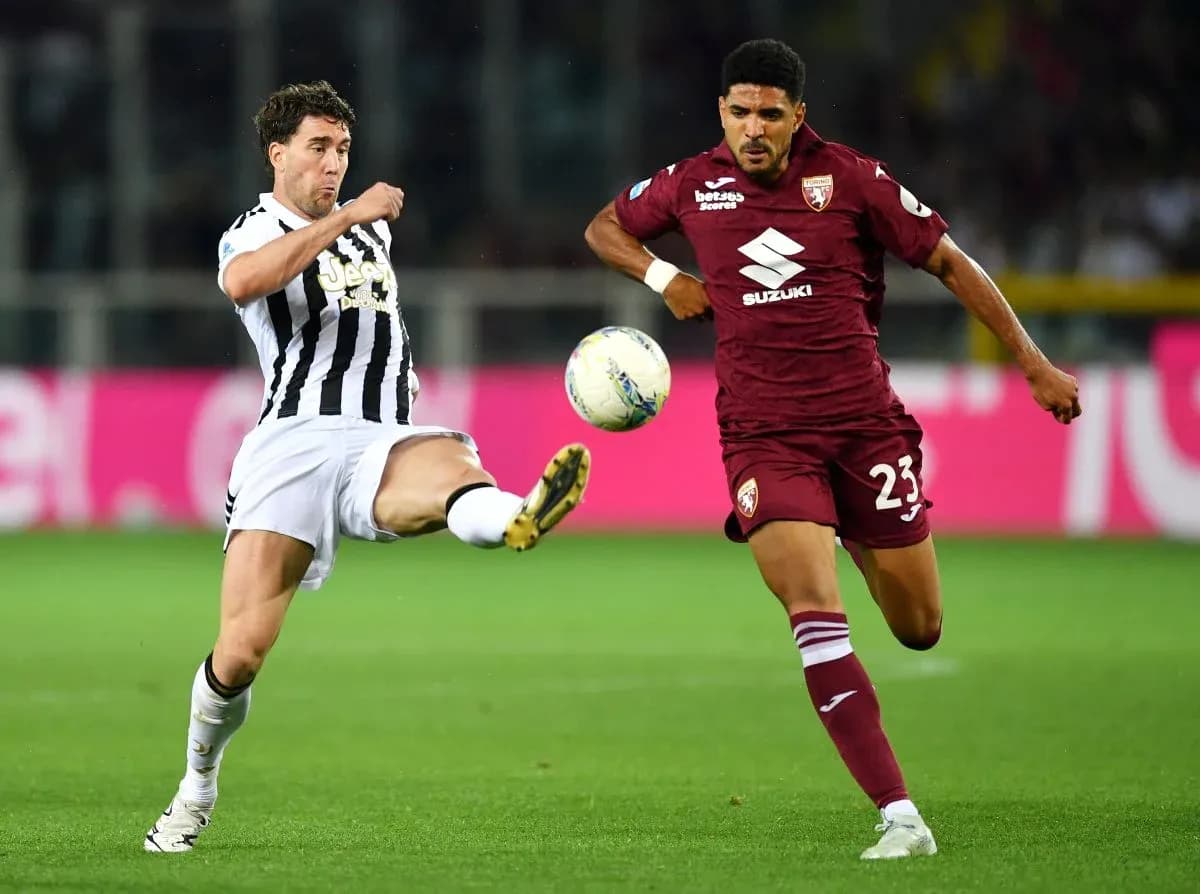 Jugador de Juventus y Torino compitiendo por el balón Jugador de Juventus y Torino compitiendo por el balón