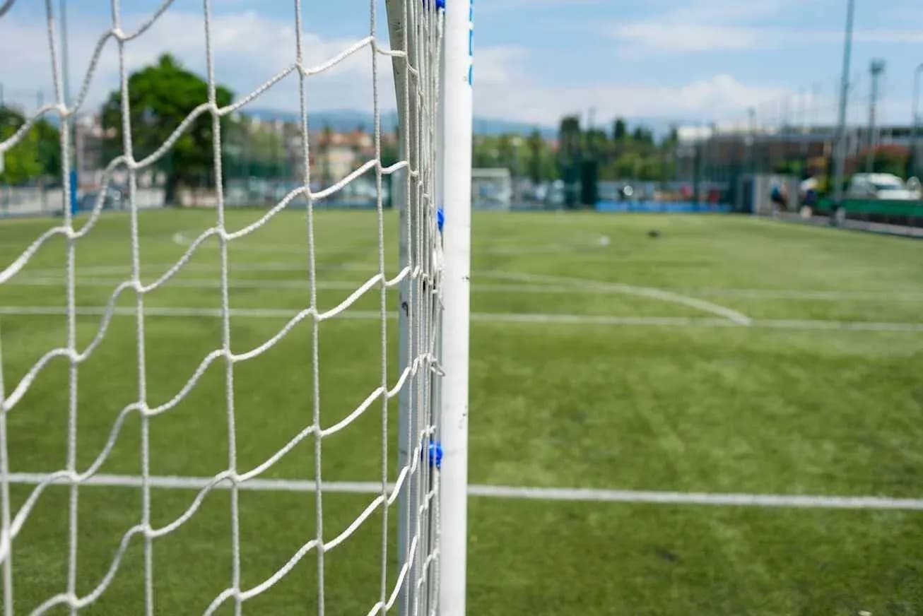Red de una portería en un campo de fútbol Red de una portería en un campo de fútbol