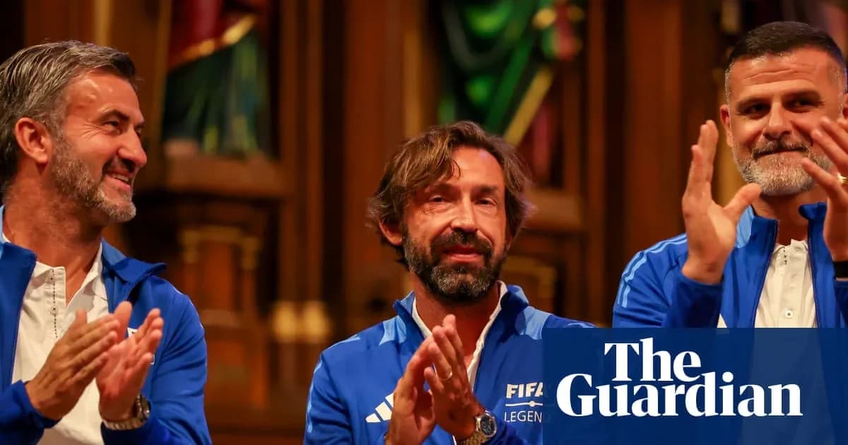 Tres hombres aplaudiendo en evento de FIFA Tres hombres aplaudiendo en evento de FIFA