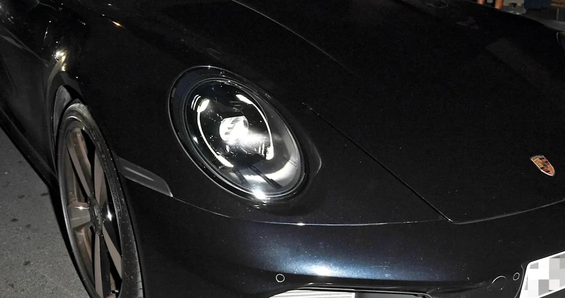 Dos hombres sentados en un Porsche negro Dos hombres sentados en un Porsche negro