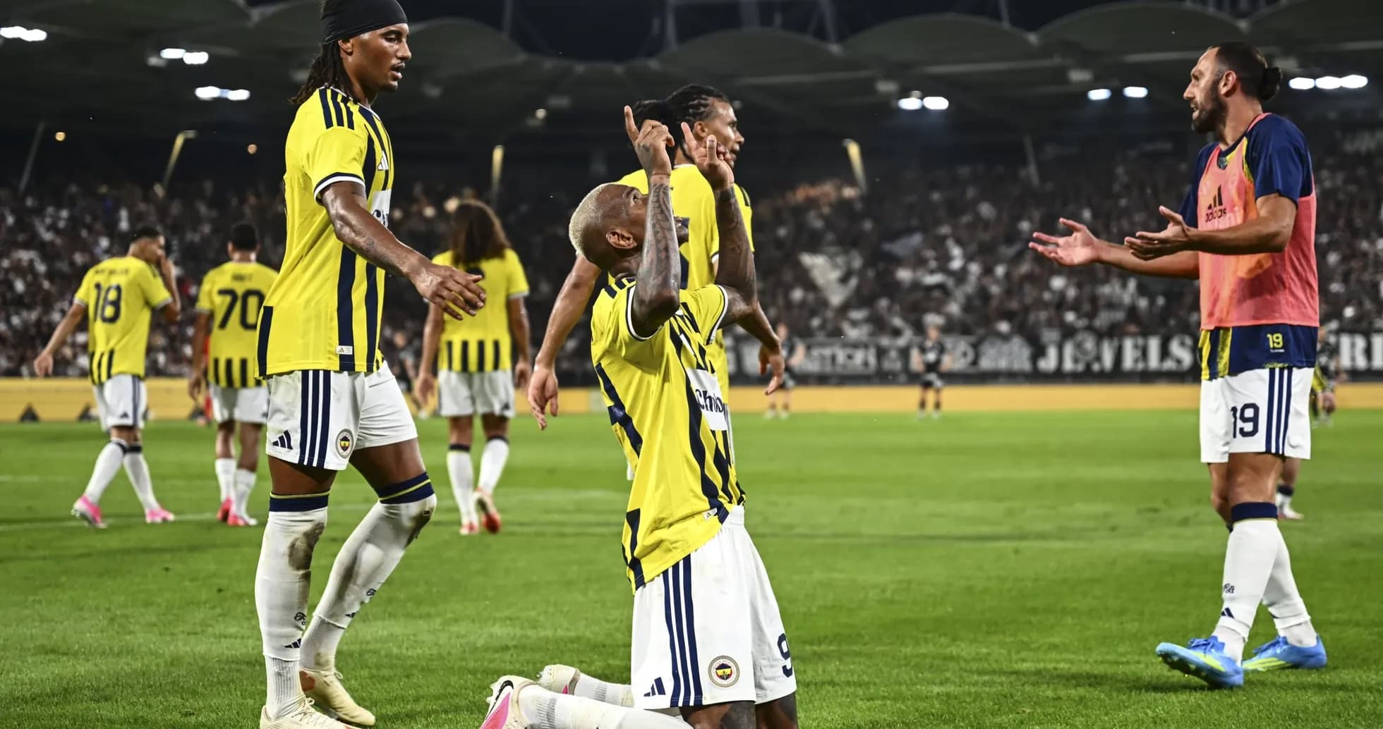 Celebración de un gol de Fenerbahçe en el partido Celebración de un gol de Fenerbahçe en el partido