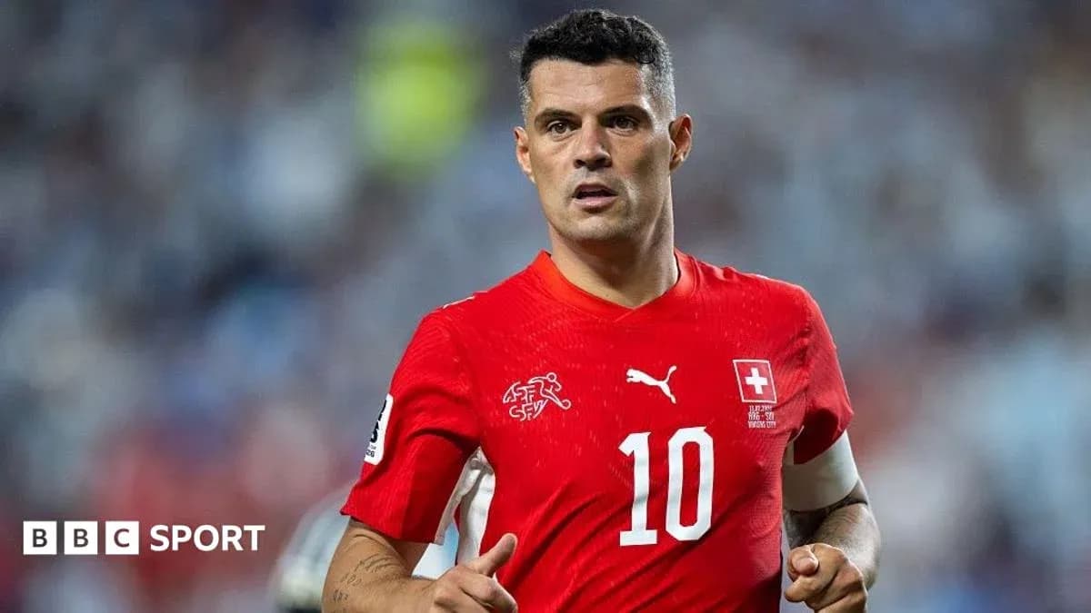 Jugador suizo en camiseta roja durante un partido Jugador suizo en camiseta roja durante un partido
