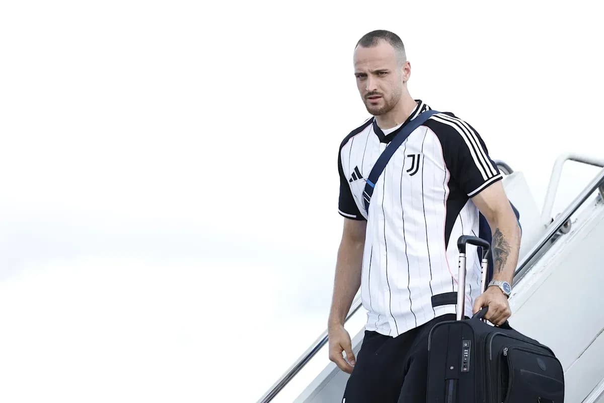 Jugador de Juventus bajando del avión con maleta Jugador de Juventus bajando del avión con maleta