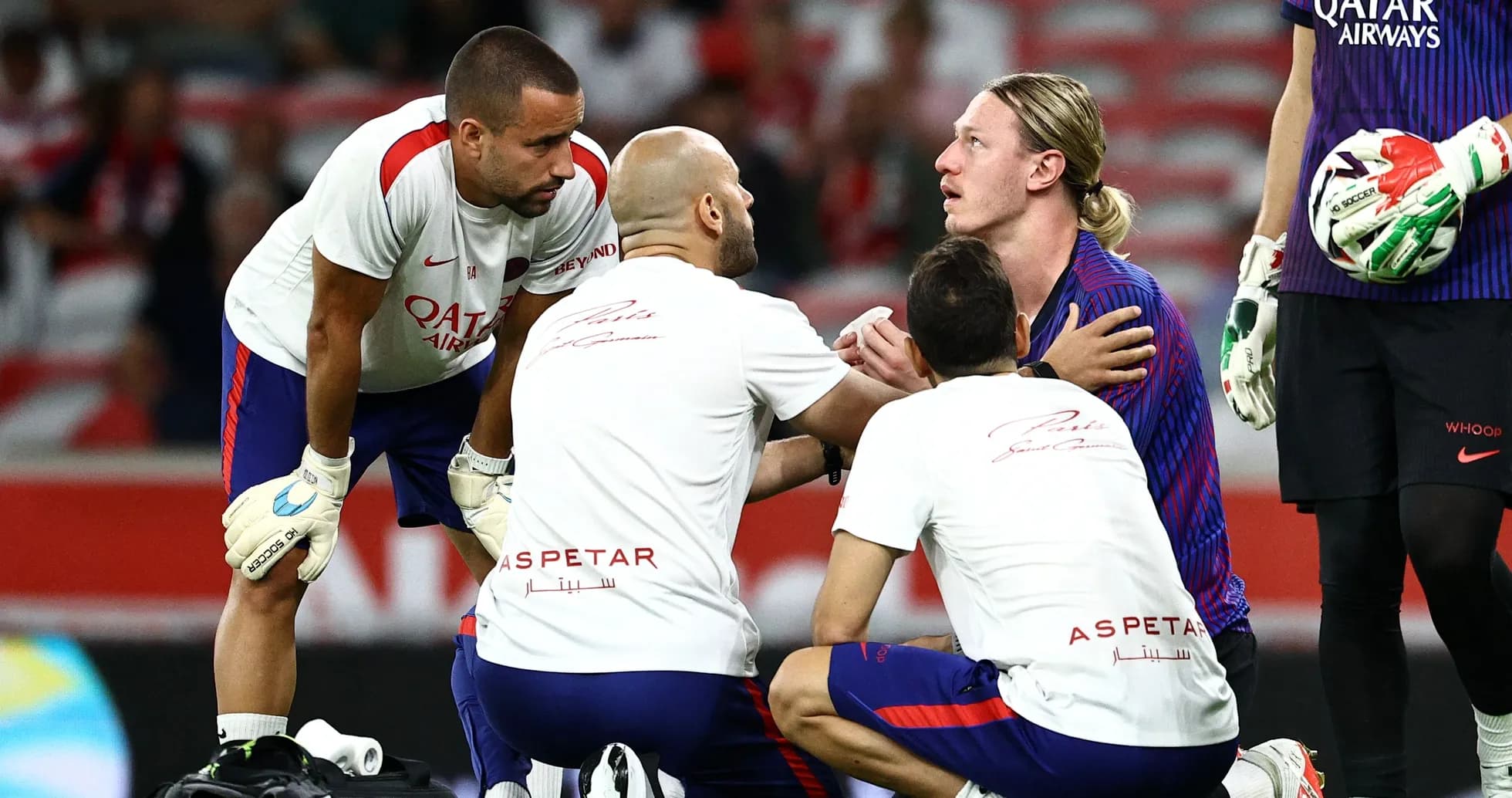 Jugadores y personal médico atendiendo a un jugador lesionado Jugadores y personal médico atendiendo a un jugador lesionado