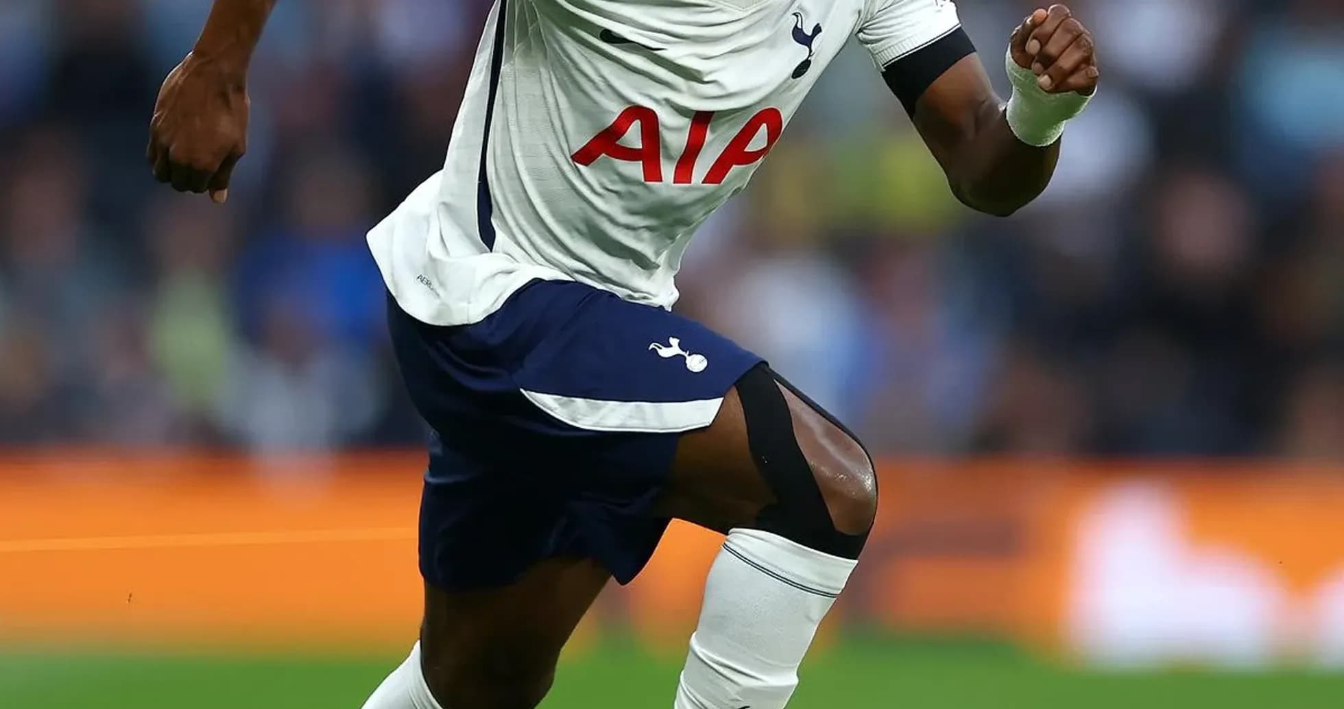 Jugador de Tottenham corriendo tras el balón Jugador de Tottenham corriendo tras el balón