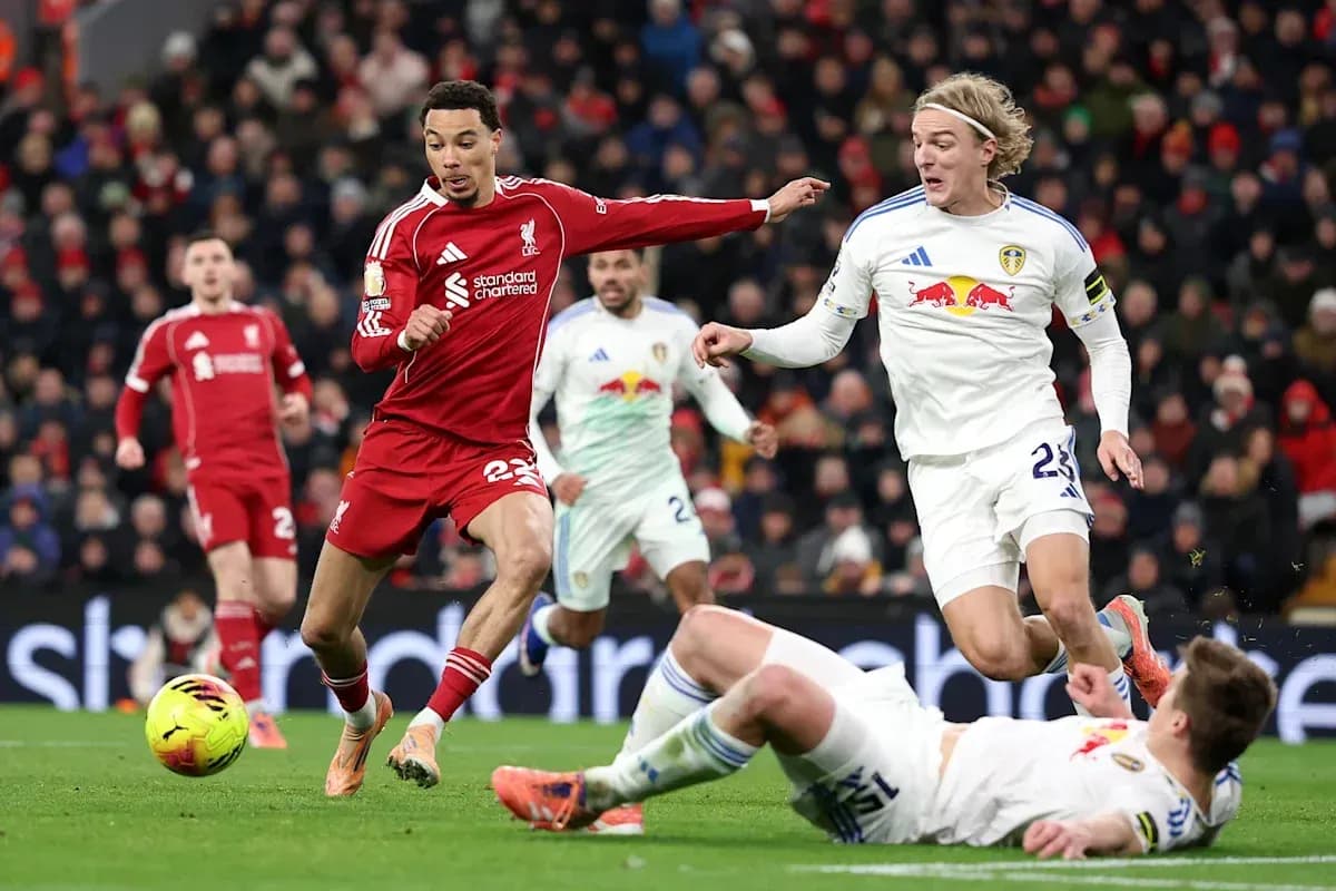 Jugador de Liverpool driblando entre oponentes de Leeds Jugador de Liverpool driblando entre oponentes de Leeds
