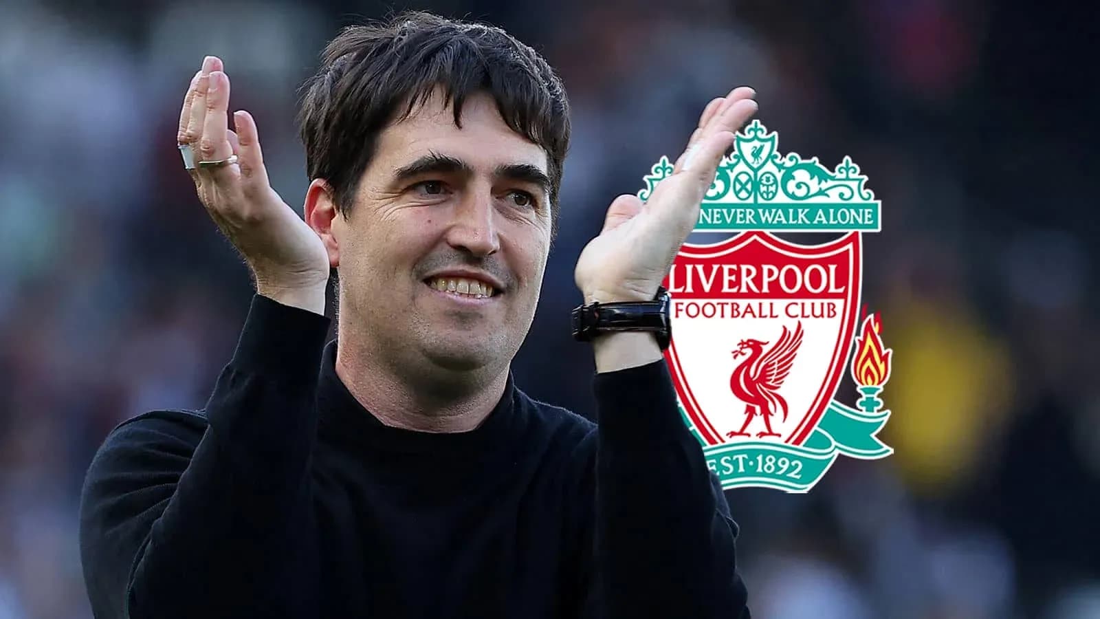 Entrenador aplaudiendo frente al logo de Liverpool Entrenador aplaudiendo frente al logo de Liverpool