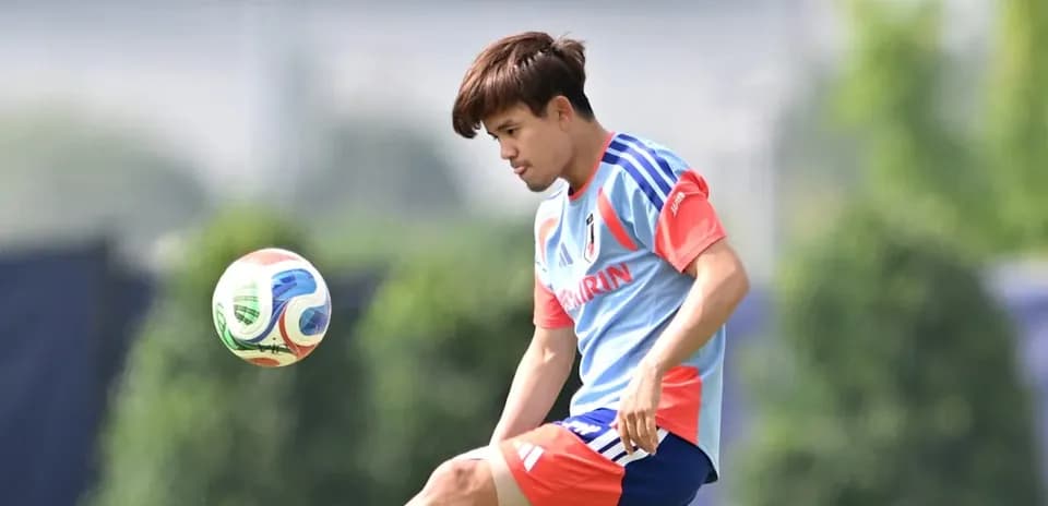 Jugador japonés realizando un pase durante entrenamiento Jugador japonés realizando un pase durante entrenamiento