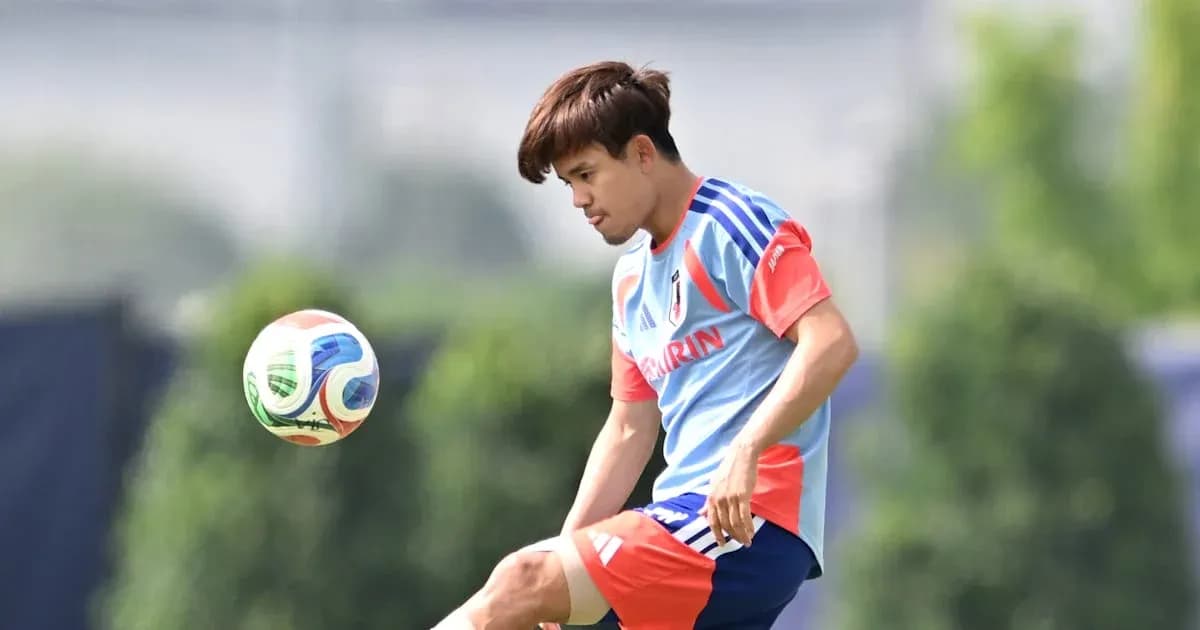 Jugador japonés realizando un pase durante entrenamiento Jugador japonés realizando un pase durante entrenamiento