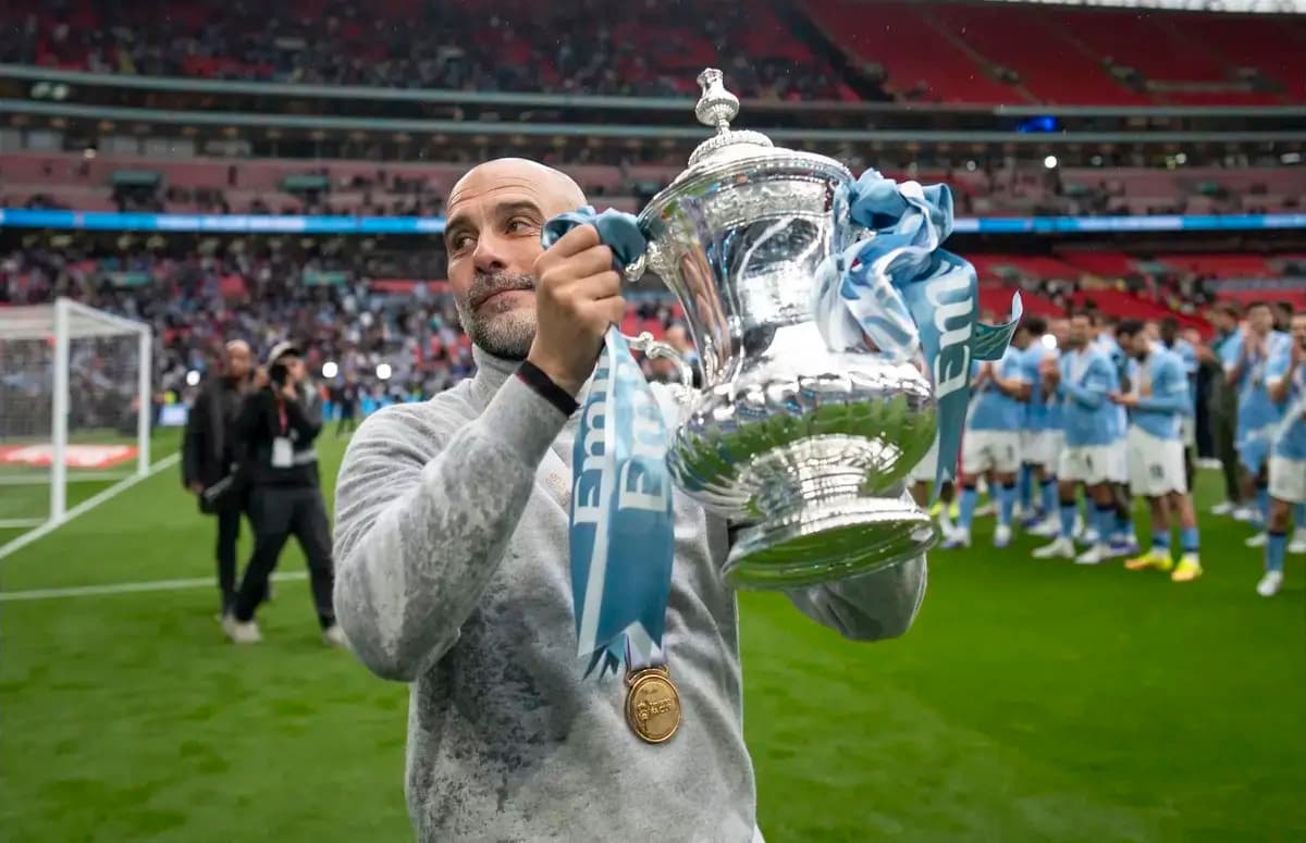 Entrenador levantando trofeo en Wembley tras victoria Entrenador levantando trofeo en Wembley tras victoria