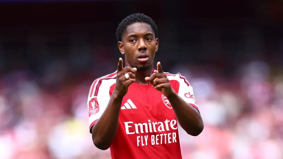 Jugador señalando durante partido con camiseta de Arsenal Jugador señalando durante partido con camiseta de Arsenal