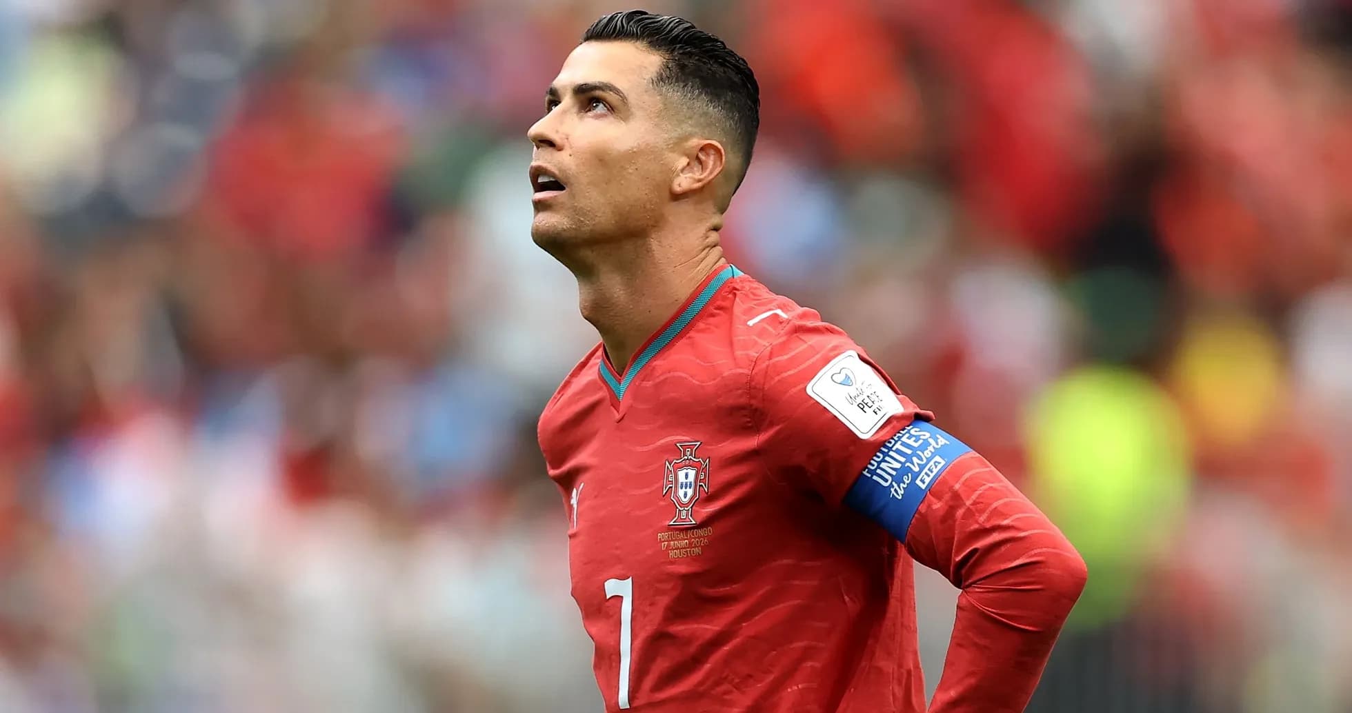 Jugador de Portugal mirando hacia el cielo durante partido Jugador de Portugal mirando hacia el cielo durante partido