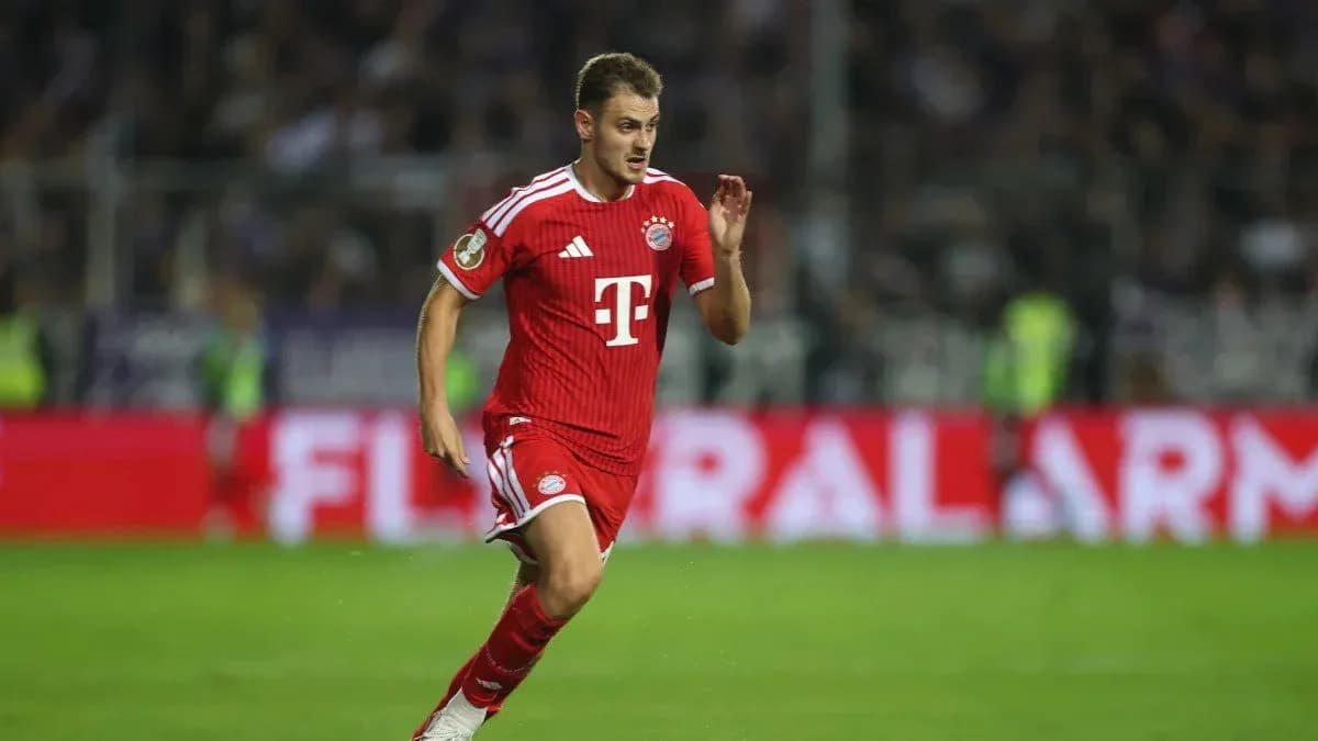 Jugador de Bayern Múnich corriendo en el campo Jugador de Bayern Múnich corriendo en el campo