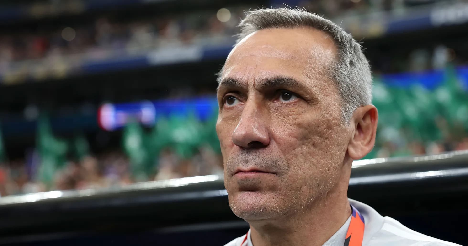 Entrenador observando desde la banca durante partido Entrenador observando desde la banca durante partido