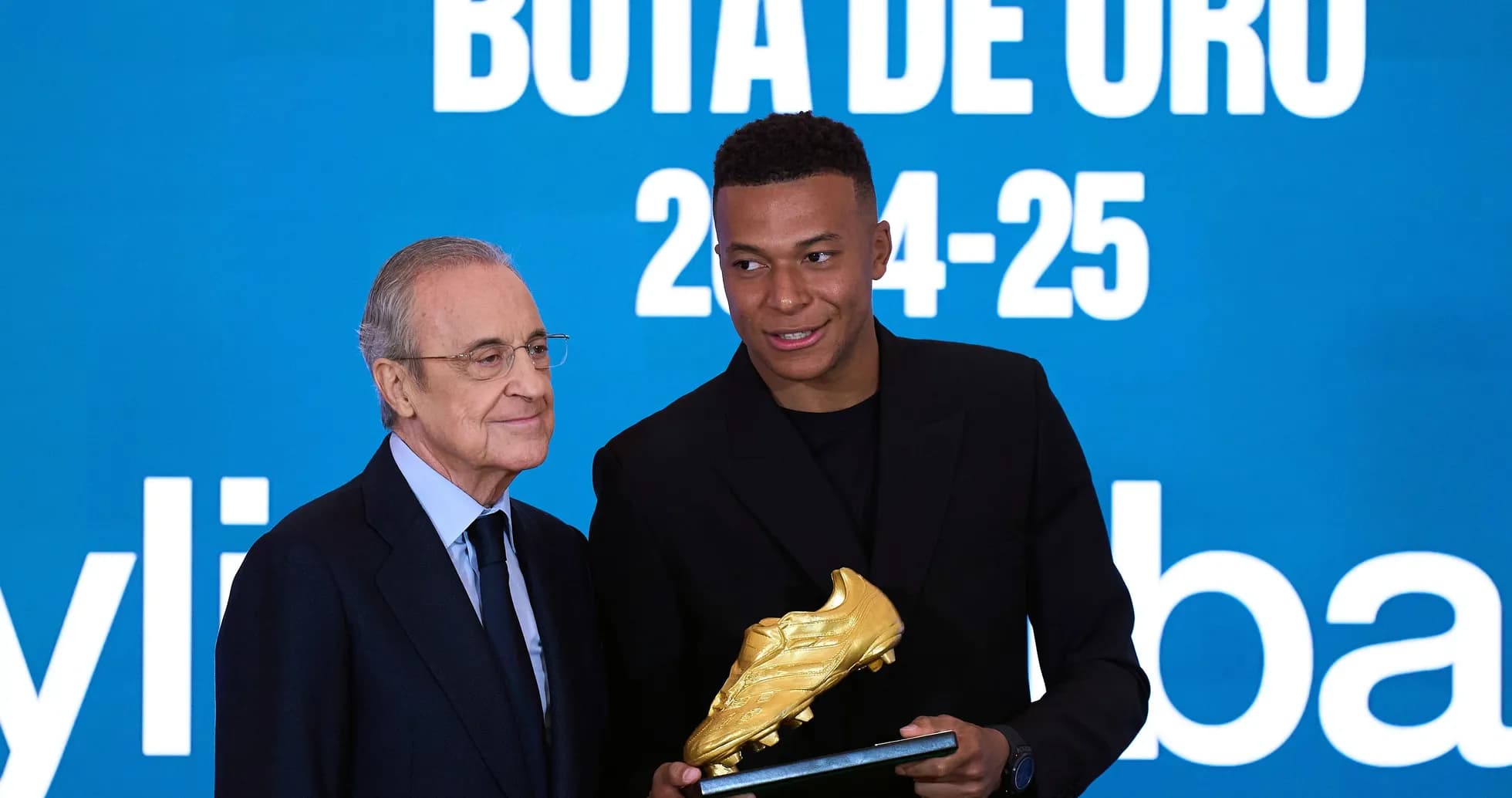Jugador recibiendo la Bota de Oro 2024-25 Jugador recibiendo la Bota de Oro 2024-25