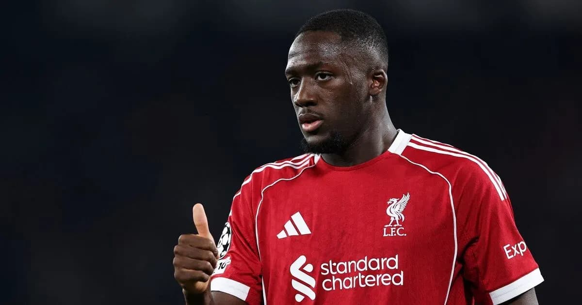 Jugador de Liverpool dando un pulgar hacia arriba Jugador de Liverpool dando un pulgar hacia arriba