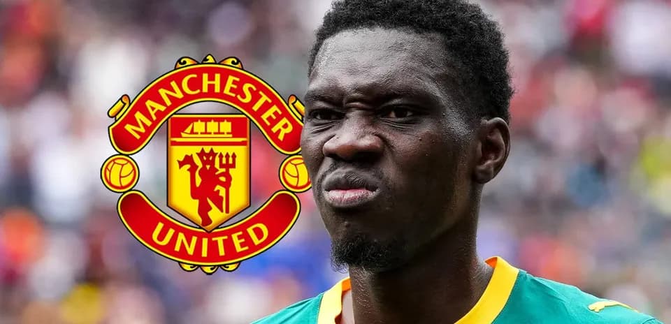 Jugador con camiseta verde frente al logo de Manchester United Jugador con camiseta verde frente al logo de Manchester United