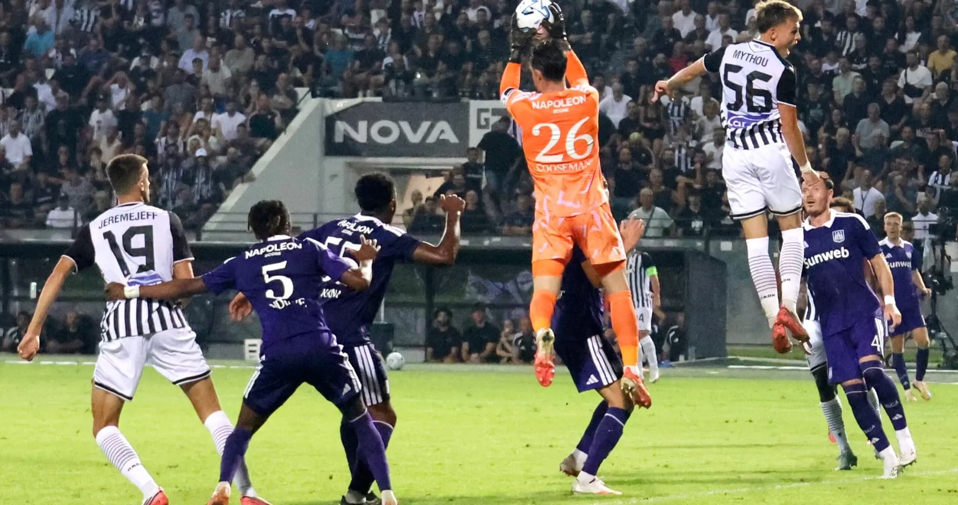 Portero atrapando el balón durante el partido Portero atrapando el balón durante el partido