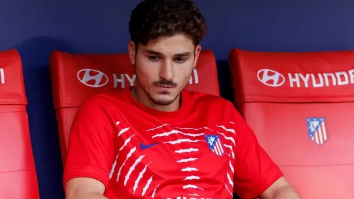 Jugador sentado en el banquillo durante partido Jugador sentado en el banquillo durante partido