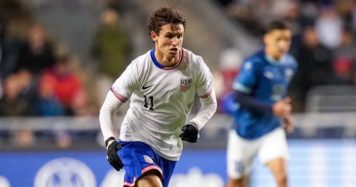 Jugador de Estados Unidos corriendo en partido de fútbol Jugador de Estados Unidos corriendo en partido de fútbol