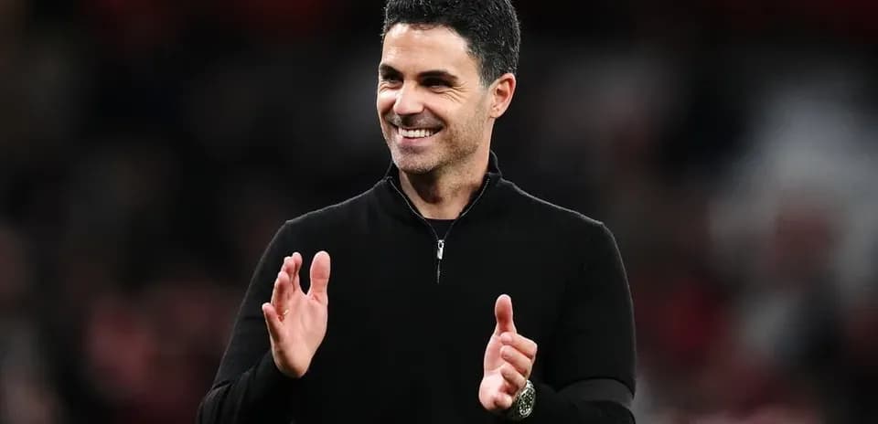 Entrenador aplaudiendo en el banquillo del partido Entrenador aplaudiendo en el banquillo del partido