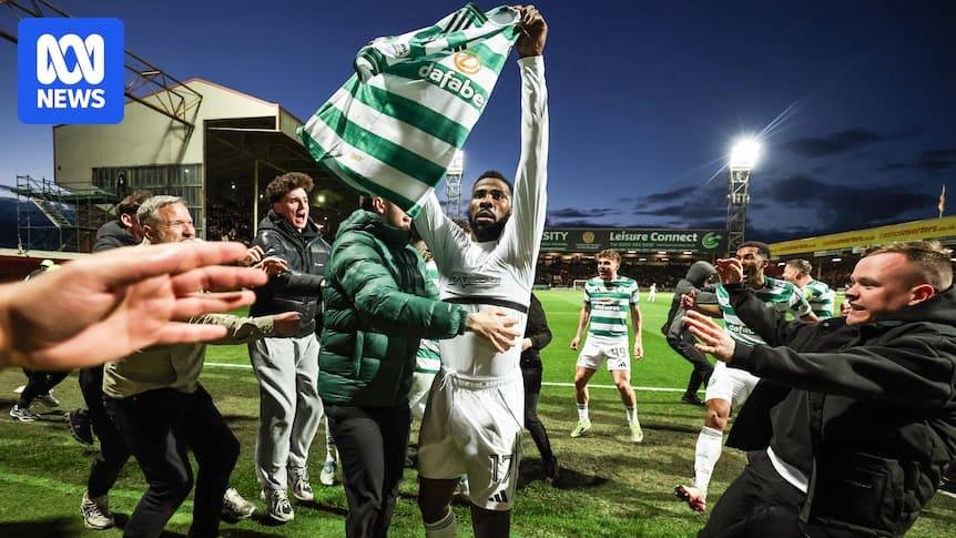 Jugador de Celtic celebrando con aficionados tras el partido Jugador de Celtic celebrando con aficionados tras el partido