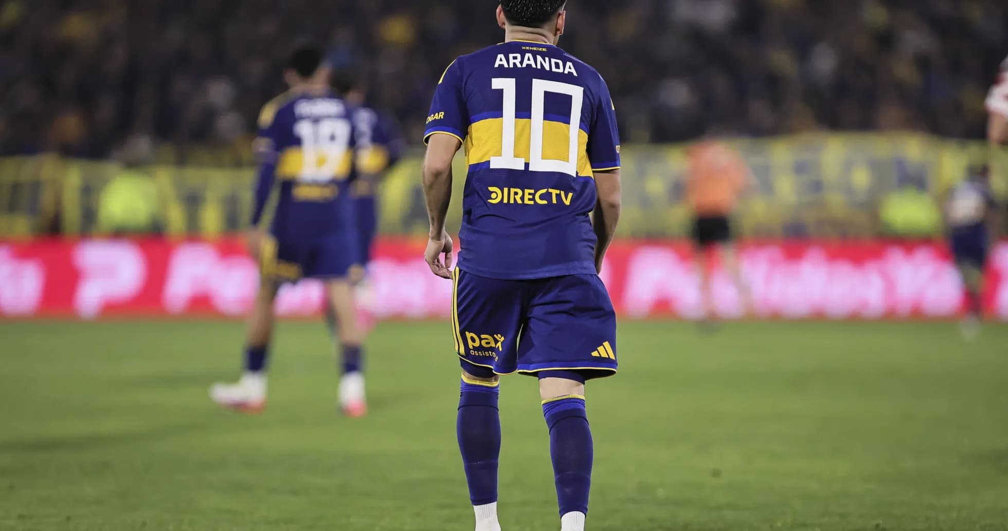 Jugador con camiseta de Boca Juniors en el campo Jugador con camiseta de Boca Juniors en el campo