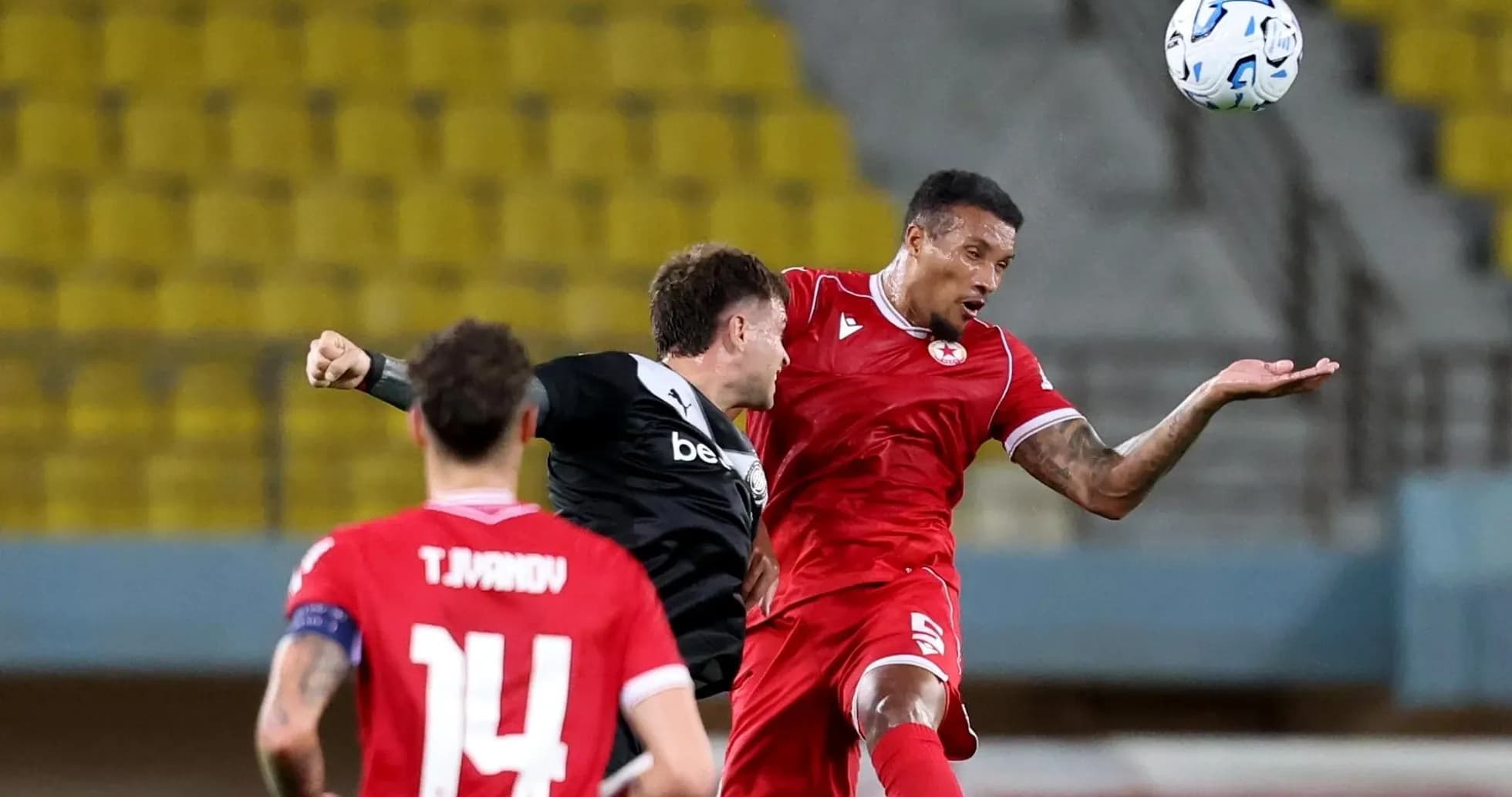 Jugadores de CSKA Sofia en acción durante el partido Jugadores de CSKA Sofia en acción durante el partido