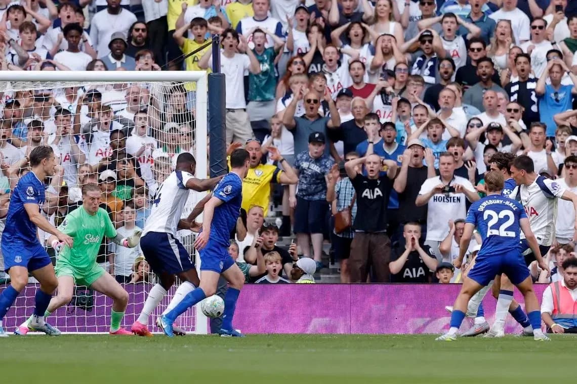 Jugadores de Tottenham y Everton en acción Jugadores de Tottenham y Everton en acción