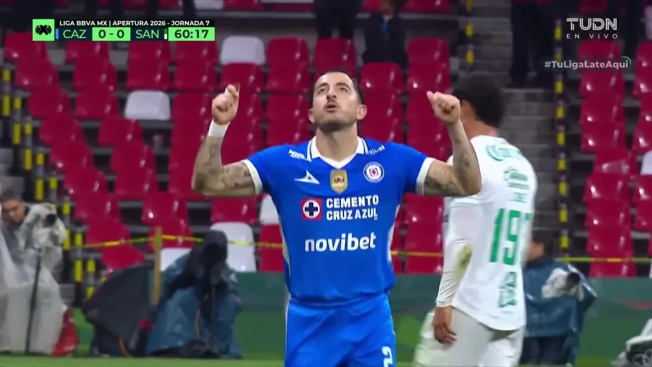 Jugador de Cruz Azul celebra durante el partido Jugador de Cruz Azul celebra durante el partido