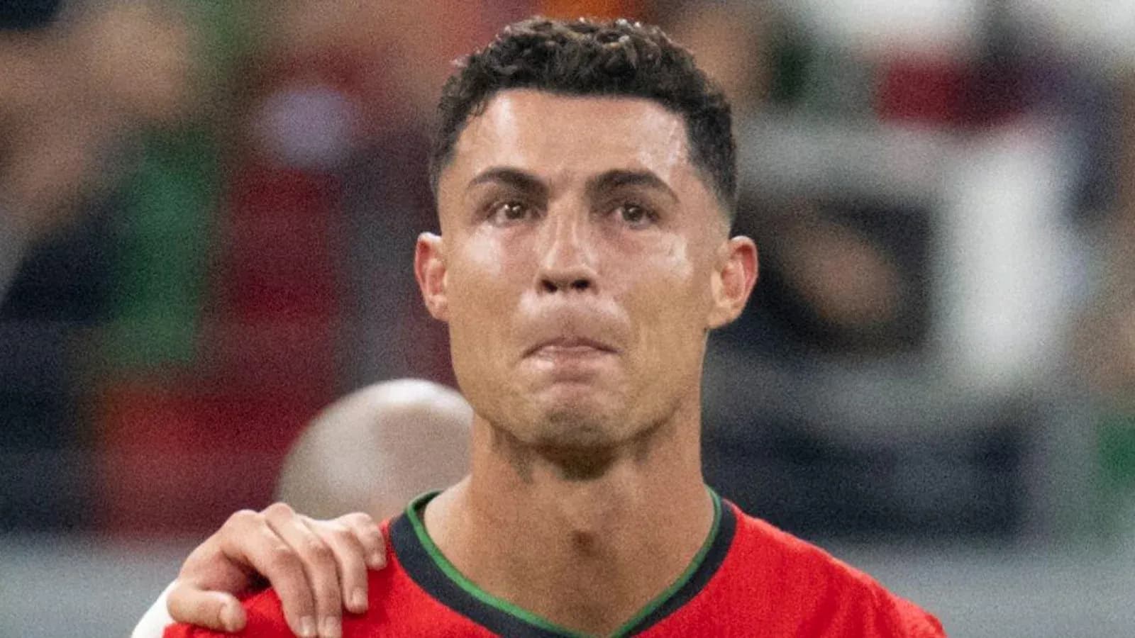 Jugador con camiseta de Portugal en el campo Jugador con camiseta de Portugal en el campo