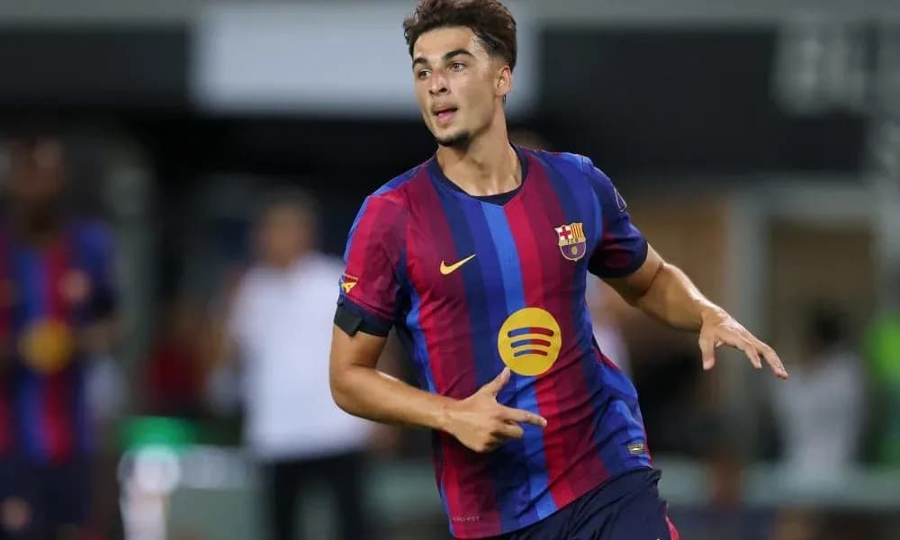 Jugador de Barcelona corriendo durante el partido Jugador de Barcelona corriendo durante el partido