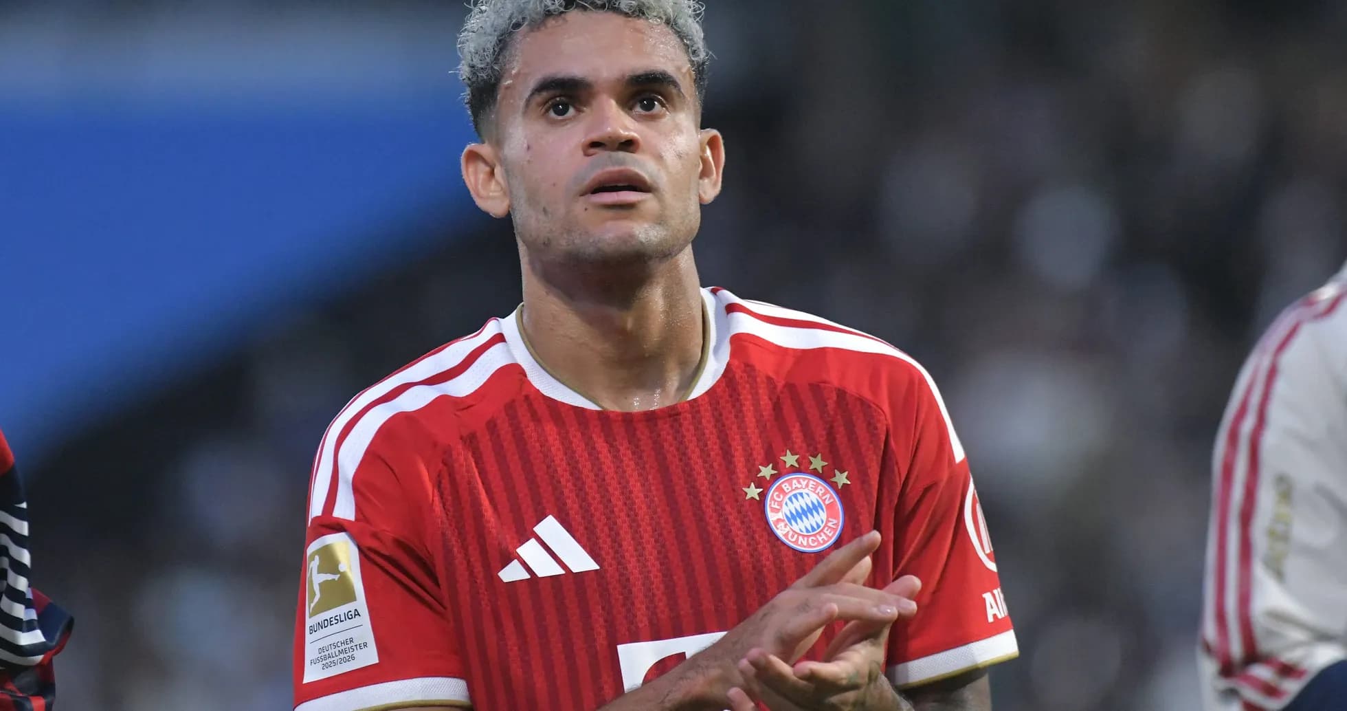 Jugador del Bayern Múnich aplaudiendo en el campo Jugador del Bayern Múnich aplaudiendo en el campo
