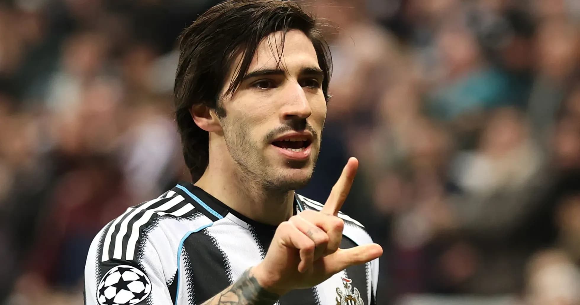 Jugador de Newcastle celebrando un gol con gesto Jugador de Newcastle celebrando un gol con gesto