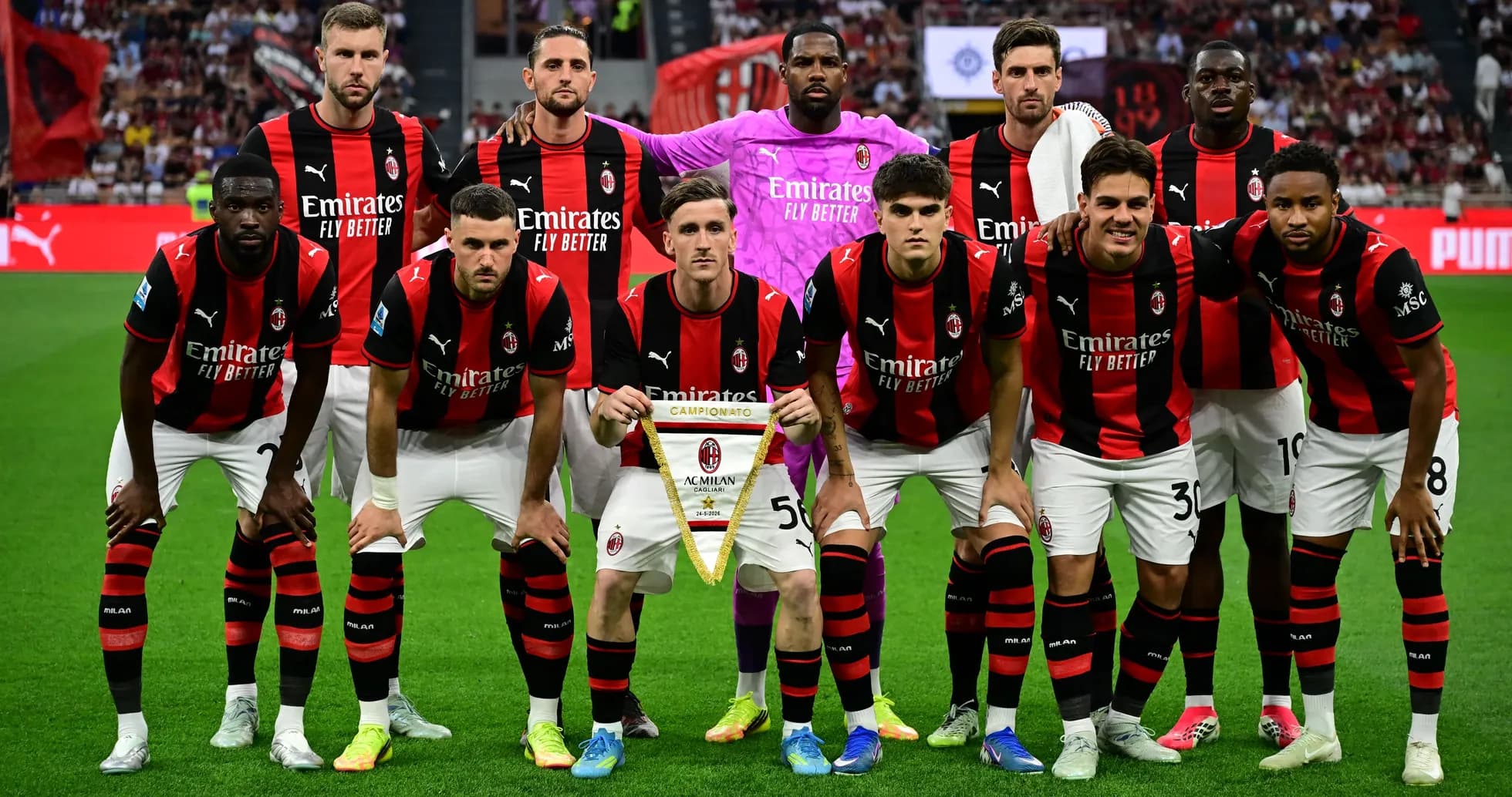 Equipo de AC Milan posando con trofeo de campeonato Equipo de AC Milan posando con trofeo de campeonato