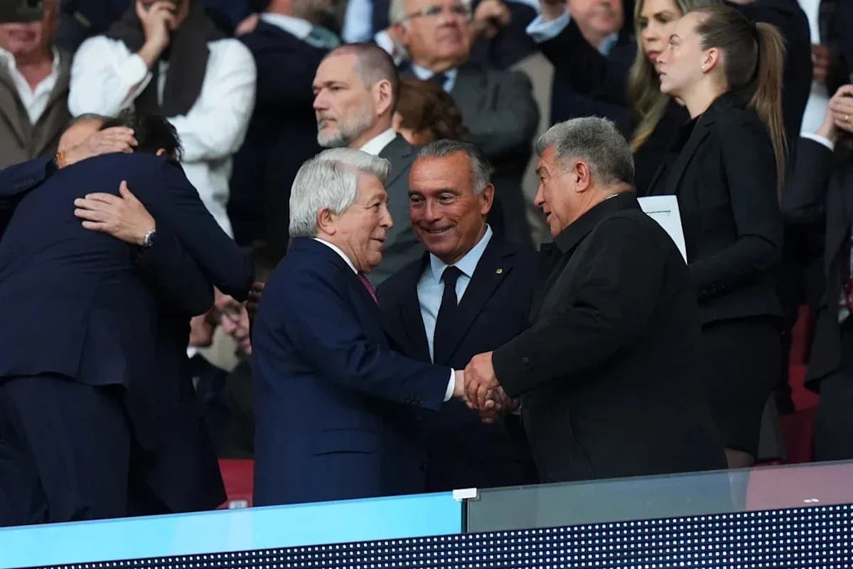 Tres personas dándose la mano en un evento Tres personas dándose la mano en un evento