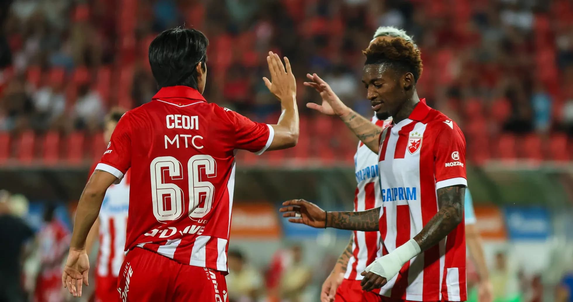 Jugadores de Crvena Zvezda celebrando un gol Jugadores de Crvena Zvezda celebrando un gol