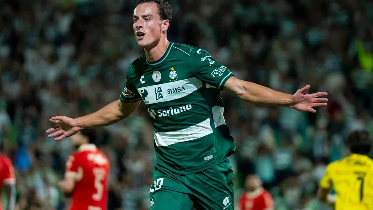 Jugador de Santos Laguna celebrando un gol Jugador de Santos Laguna celebrando un gol