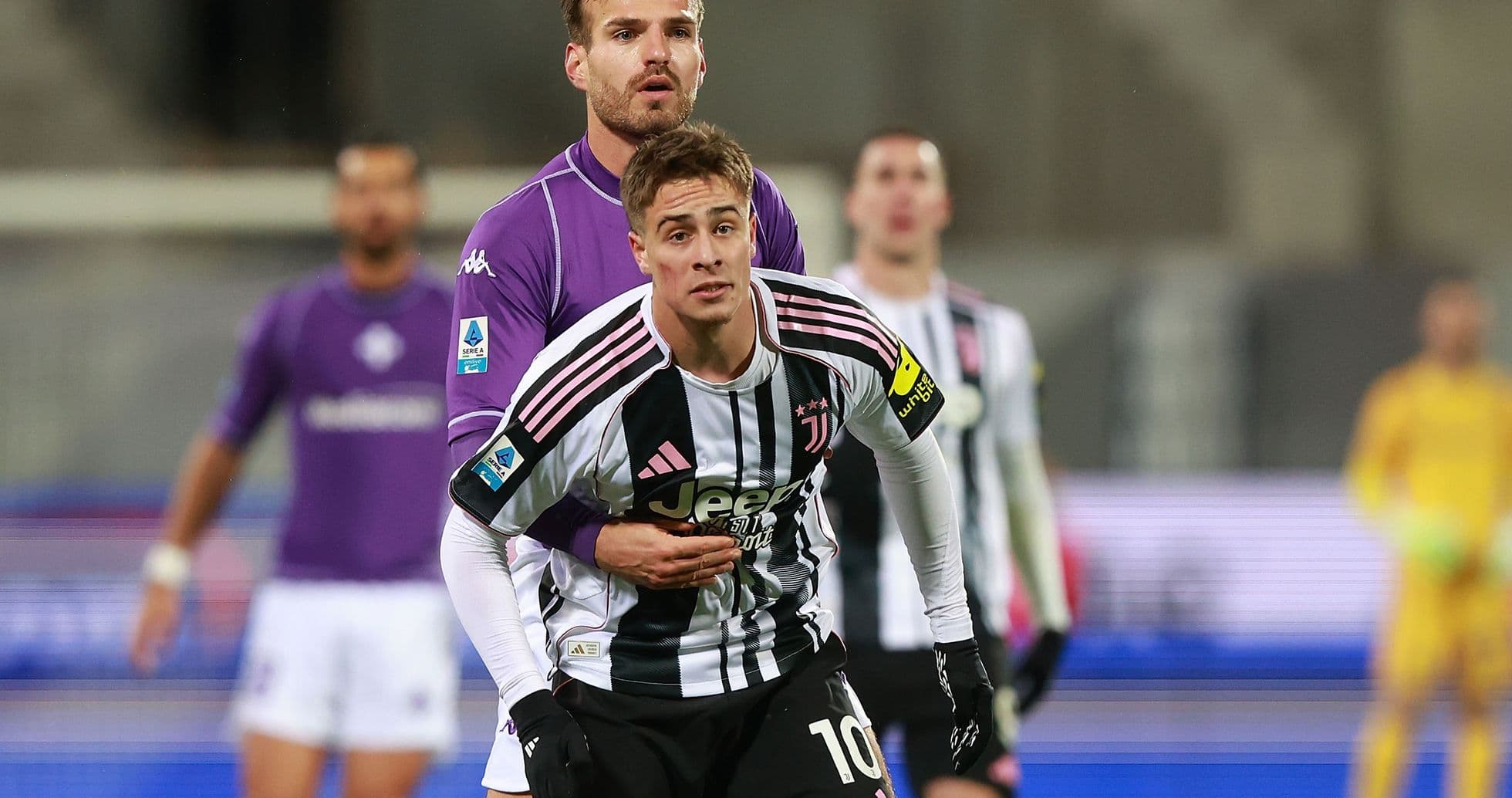 Jugador de Juventus siendo marcado por rival Jugador de Juventus siendo marcado por rival