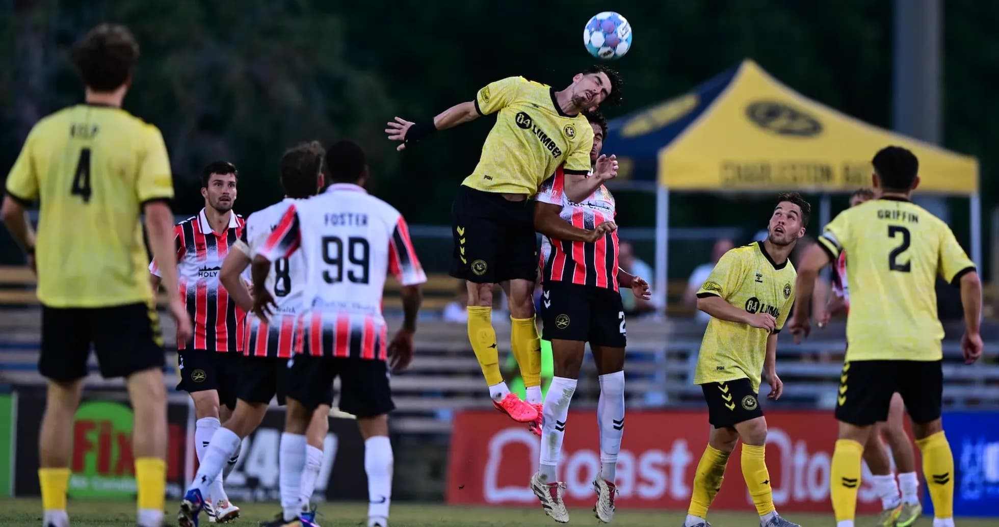 Jugador del Charleston Battery cabecea el balón Jugador del Charleston Battery cabecea el balón