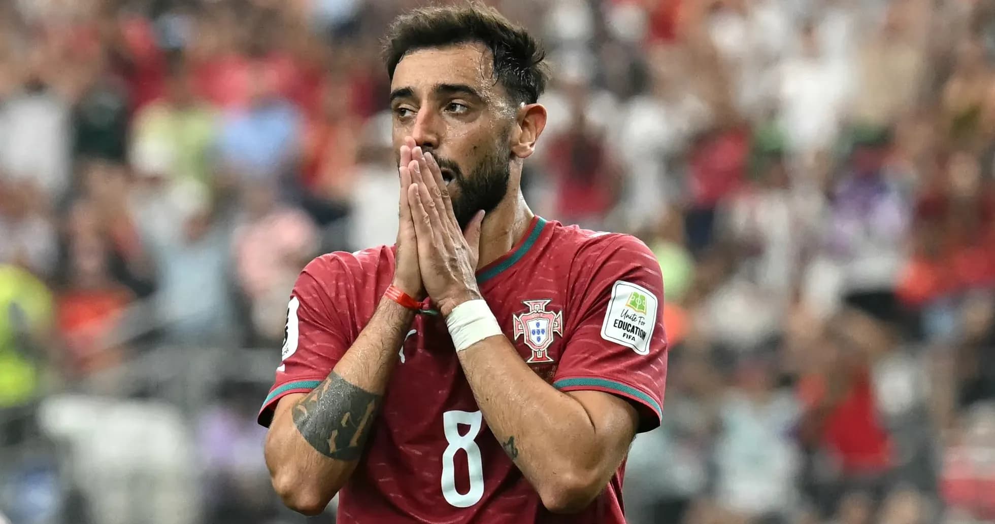 Jugador de Portugal con manos en la cara durante el partido Jugador de Portugal con manos en la cara durante el partido