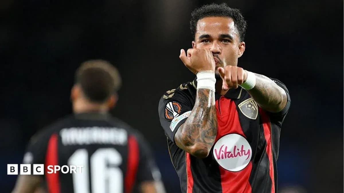 Jugador de Bournemouth señalando hacia el público Jugador de Bournemouth señalando hacia el público