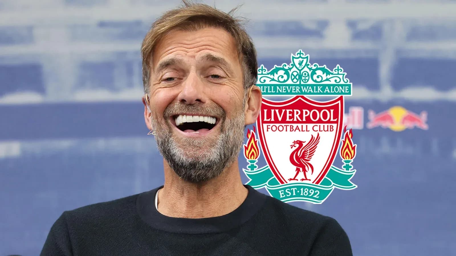 Entrenador sonriendo con logo de Liverpool de fondo Entrenador sonriendo con logo de Liverpool de fondo
