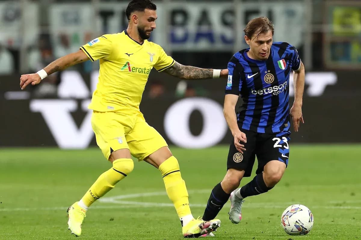 Jugador de Lazio persigue a jugador de Inter Jugador de Lazio persigue a jugador de Inter