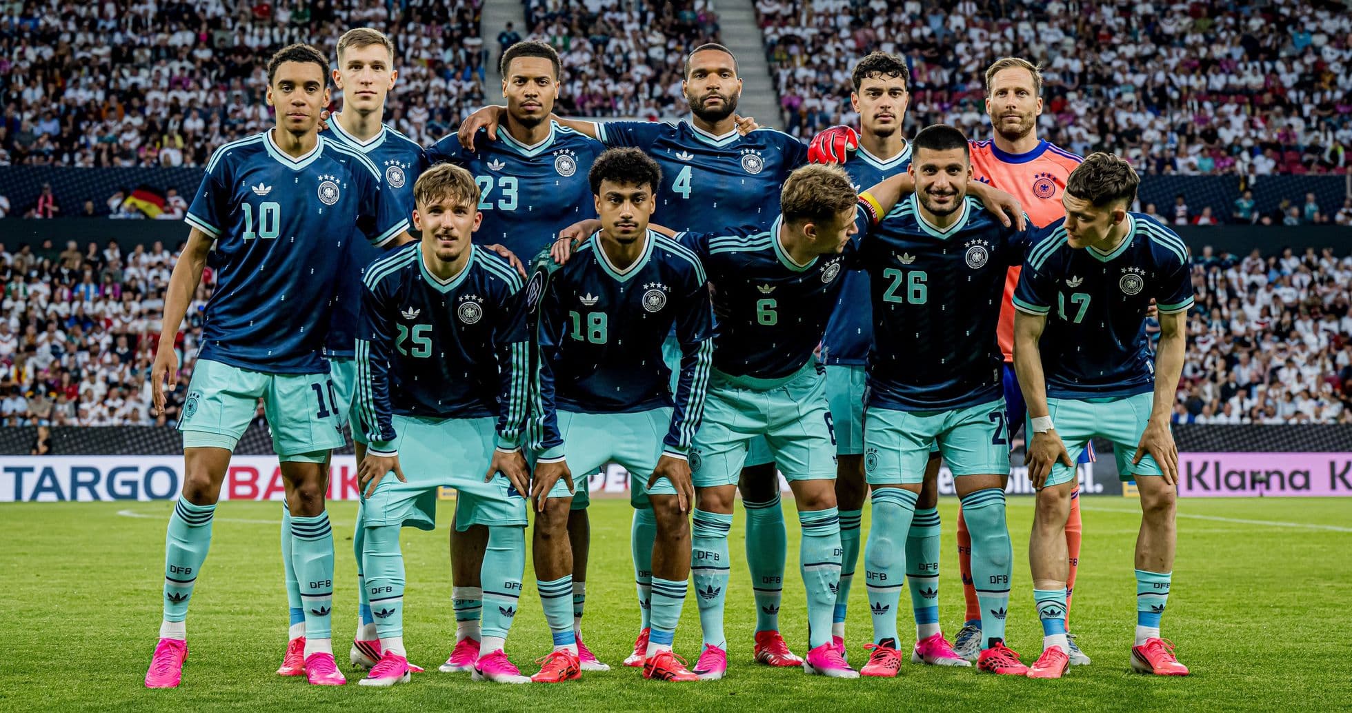 Equipo de fútbol de Alemania posando en el campo Equipo de fútbol de Alemania posando en el campo
